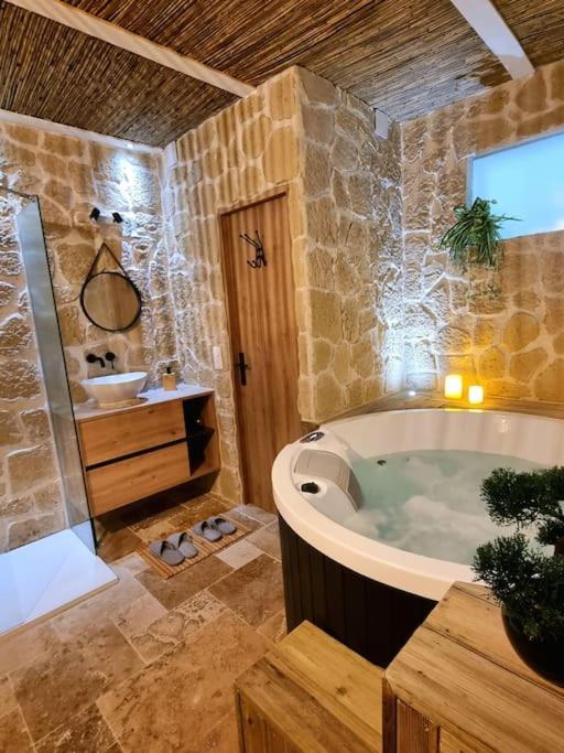 Les Spas De La Mer, Suite & Spa, Love Room, Plein Coeur Du Grau Ле-Гро-дю-Руа Экстерьер фото